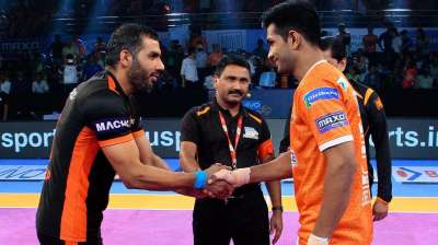 In Match 125 of the Pro Kabaddi League Season 5, it was the classic Maharashtrian derby where Puneri Paltans hosted U Mumba. Deepak Niwas Hooda's Paltans lost their first match against the mighty Gujarat Fortunegiants in their opening match in Pune but stepped up their game against their neighbours by registering a win and making it into the playoffs. U Mumba have been experiencing a series of losses in recent times. Here's a look at the two captains Deepak Hooda of Puneri Paltan and Anup Kumar of U Mumba greet before the toss of the match.