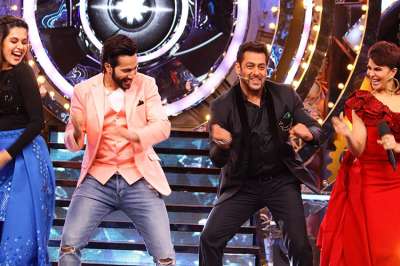 The grand ceremony of Bigg Boss 11 was organised yesterday and superstar Salman Khan introduced viewers with the participants of this season. The actor left no stone unturned to make the day memorable for the viewers. The Judwaa 2 cast also appeared on the show and danced with Salman on the tunes of Tan Tana Tan Tan Tan Tara and Oonch Hai Building 2.0.