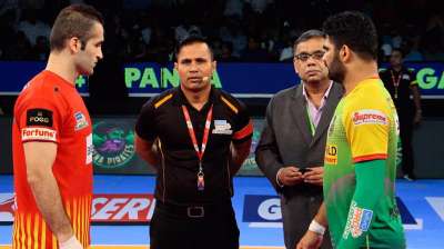 Right from July till the end of October, a long way from where each team began their journey. A new campaign with four new added teams, but it was the Patna Pirates that had their eyes set on another shot at the title. Gujarat Fortunegiants defeated Patna Pirates in their last two encounters which made the debutants the favourites to win Season 5. But who knew that the Fortunegiants would sink under pressure in the finals against the double defending, now three-time defending champions of the Pro Kabaddi League 2017. A file image of Gujarat Fortunegiant's Fazel Atrachali and Patan Pirates' Pardeep Narwal meet for the toss of the final.