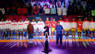 Bollywood superstar Saif Ali Khan sings the national anthem to kick-off the proceedings for the Jaipur leg of Pro Kabaddi League season 5.