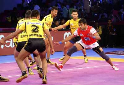 Haryana Steelers edged out Telugu Titans 32-30 in a thrilling encounter of the Pro Kabaddi Season 5 at the Sawai Mansingh Stadium, Jaipur on Saturday.