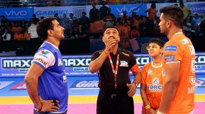 In Match 128 of the Pro Kabaddi League 2017 Season 5, the Puneri Paltans hosted Haryana Steelers. The two teams from Zone A have qualified for the playoffs but each would know their strength and weakness as they close in on the chance to fight for the coveted title. The Haryana Steelers managed to defeat the Puneri Paltans by a margin of four points as the defensive unit were at their very best to tie down the likes of Deepak Hooda and Rajesh Mondal. Here is an image of the two captains Surender Nada of Haryana and Deepak Hooda of Puneri Paltans during the toss.