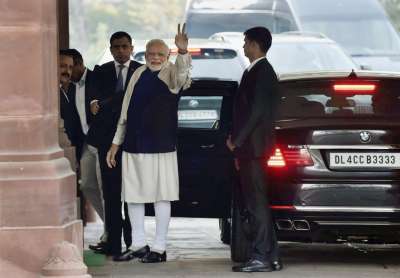 Prime Minister Narendra Modi flashes victory sign after BJP&rsquo;s success in Himachal and Gujarat assembly elections, on his arrival for the winter session of Parliament, in New Delhi.