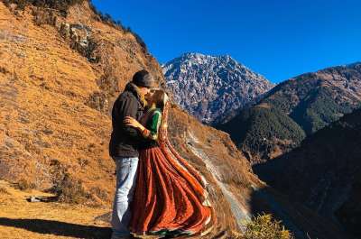 Newlyweds Aashka Goradia and Brent Goble are living the life of their dreams. They are in Manali on vacations and posting the beautiful pictures on their social media accounts. Before as well, the Naagin actress has shared the pictures from her honeymoon which took the social media by storm. 