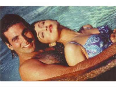 Akshay Kumar and Aishwarya Rai Bachchan have worked together in just two films &ndash; Action Replayy and Khakee. Their jodi was undoubtedly loved by the audience. Upon talking about their chemistry, we somehow stumbled upon an unseen photoshoot from the duo&rsquo;s Khakee days that is going viral.
Let&rsquo;s have a look at the pictures: