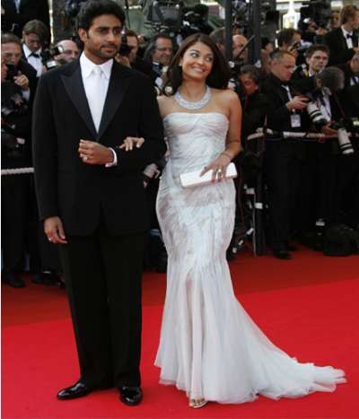 Aishwarya has been attending the Cannes film festival from 2002 and has wooed fans with her charming persona. This is Aishwarya's look from Cannes 2007. 
