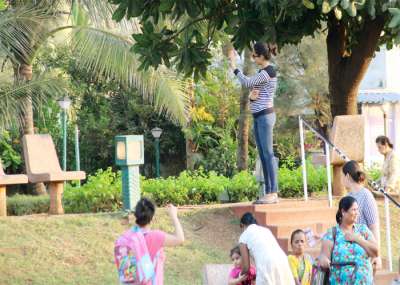 Bollywood heartthrob Shahid Kapoor's wife Mira Rajput was spotted spending some quality time with daughter Misha in park.
