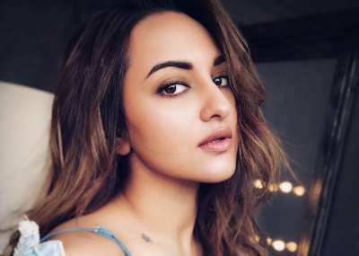 Bollywood actress Sonakshi Sinha, who was last seen in Ittefaq, is relaxing in Bangkok, Thailand right now. The actress, who is pretty active on social media, has been sharing pictures from her vacation with her fans. In one of the pictures, Sonakshi Sinha gave us some major &lsquo;Lootera&rsquo; throwback. But before we jump to that picture, let&rsquo;s have a look at Sona&rsquo;s travel diaries. 