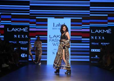 Actress Taapsee Pannu looked amazing as she walked the ramp for label Ritu Kumar at the Lakm&eacute; Fashion Week (LFW) Summer/Resort 2018. The designer collection was titled as Hip Hop Baroque.