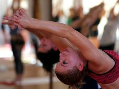 गॅस आणि ॲसिडिटीपासून आराम देतील ही 6 योगासने | Best Yoga Poses To Relieve  Gas And Acidity At Home In marathi
