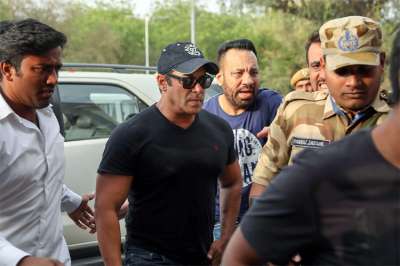 Salman Khan reaches Jodhpur airport amid high securty, after he was granted bail in the 1998 Black Buck poaching case.