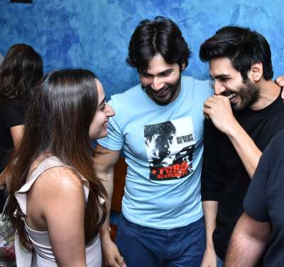 The screening of Varun Dhawan starrer October took place yesterday. Many Bollywood celebs including Sonu Ke Titu Ki Sweety star Kartik Aaryan graced the event. He was spotted bonding with Varun and his rumoured girlfriend Natasha Dalal.