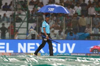 Match 32 of the Indian Premier League started with the rain having the first word and delayed the timings a bit further. After a while in the revised edition from DLS method, the IPL match was reduced to 18 overs for each side. Rajasthan Royals had won the toss and opted to bowl first, putting the hosts to bat first at the Feroz Shah Kotla in New Delhi.