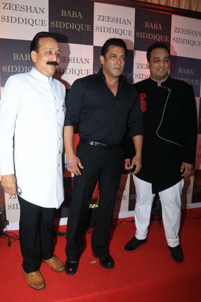 Like every year, Bollywood actor Salman Khan makes a heroic entry at Baba Siddique's iftaar&amp;nbsp;party.&amp;nbsp; He looked every bit of handsome in all black outfit.