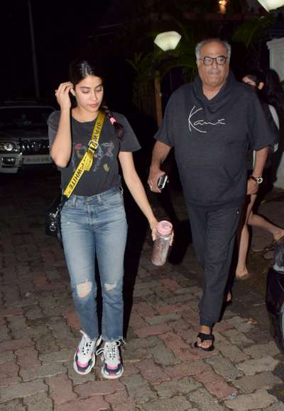 On the occasion of Arjun Kapoor's 33rd birthday, sisters Khushi Kapoor and Janhvi Kapoor crashed at brother's house with dad Boney Kapoor.&amp;nbsp;