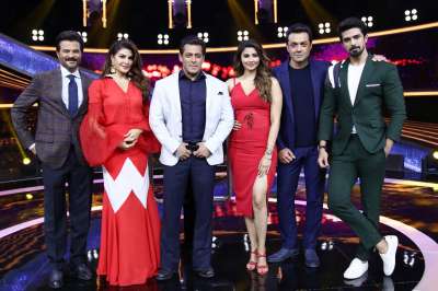 It's going to be fun episode on Salman Khan's Dus Ka Dum when the entire star cast of Race 3 will be gathered under one roof to play the most interesting game on national television.