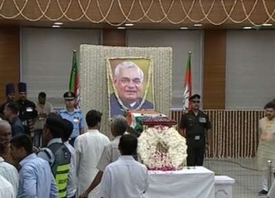 Tens of thousands of commoners joined Prime Minister Narendra Modi and BJP President Amit Shah in the final journey to bid adieu to Atal Bihari Vajpayee as the former Prime Minister&#039;s body was being taken to Rashtriya Smriti Sthal on the banks of Yamuna river for the last rites.