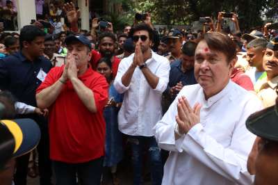 Following the tradition, Ranbir Kapoor along with his uncle Randhir Kapoor and Rajiv Kapoor participated in the Ganapati visarjan procession of RK Studios.