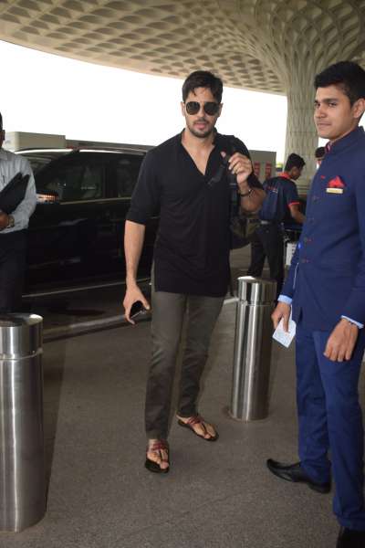 Acing the casual look, Bollywood actor Sidharth Malhotra looked handsome as ever at the airport
