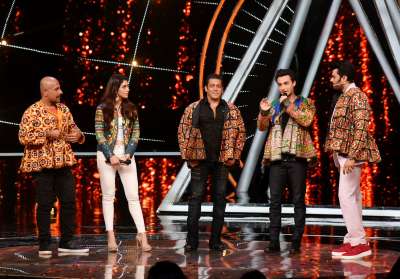 Salman Khan graced the stage of Indian Idol 10 along with Aayush Sharma and Warina Hussain to promote their upcoming film LoveYatri