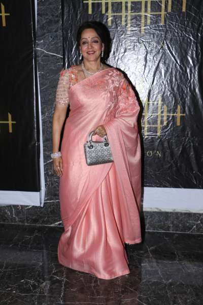 Dream Girl of every heart, Hema Malini celebrated her 70th birthday today. From close friends from the industry like Rekha and Jeetendra to family friends, she had a star-studded birthday bash.