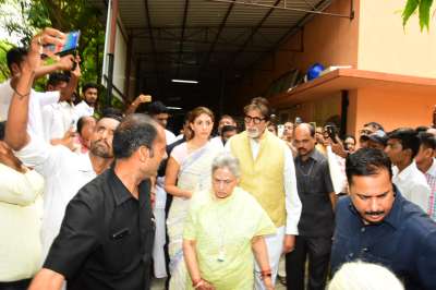 On Durga Ashtami today, actor Amitabh Bachchan along with his wife Jaya Bachchan and daughter Shweta Bachchan Nanda visited a pandal in Khar, Mumbai.&amp;nbsp;