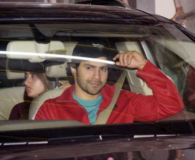 Handsome hunk&amp;nbsp;Varun Dhawan arrived for the special screening of Ayushmann Khurrana and Sanya Malhotra starrer Badhaai Ho along with his girlfriend Natasha Dalal