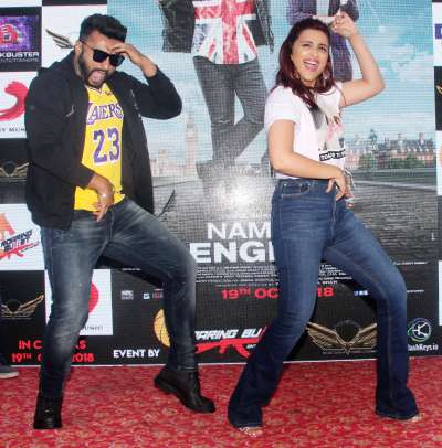 Keeping up with their terrific energy, Arjun Kapoor and Parineeti Chopra burned the stage of M.M.K. College as they reached their to promote their upcoming film Namaste England.