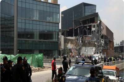 Mexico shopping centre collapses on construction workers killing