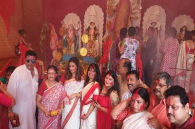 Bollywood actress Tanushree Dutta, who was recently in news for accusing veteran actor Nana Patekar of misbehaving with her 10 years agao, was seen having some family time during the Durga Puja celebration yesterday.&amp;nbsp;