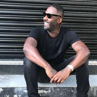 Idrissa Akuna Elba always gets his fashion game going. The British actor-cum-producer wears everything black for a stunning look. He pairs up his attire with black glares too!