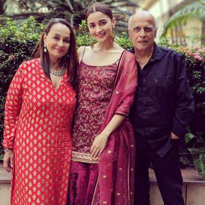 After&amp;nbsp;&amp;nbsp;Shah Rukh Khan and Amitabh Bachchan inaugurated the 24th Kolkata Film Festival, Alia Bhatt made a stunning appearance with her parents Mahesh Bhatt and Soni Razdan.