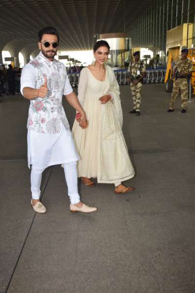 Deepika Padukone and Ranveer Singh were all smiles as they got clicked on the airport to fly to Bengaluru.