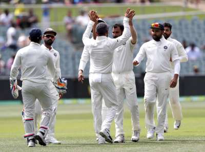 Indian bowlers again exposed the chinks in jittery Australian batting line-up leaving the hosts tottering at 104/4 in pursuit of a target of 323 on the 4th day.