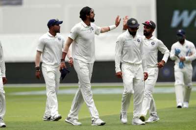 India were content with keeping a lid on the scoring as only 29 runs came in the first hour of play. They started the day's proceedings with Ishant and Mohammed Shami (0-80), with Umesh Yadav (2-78) starting as first change.