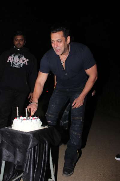 Salman Khan rang into his 53rd birthday with his family and friends at his Panvel Farmhouse last night. All big names from the industry were present to shower the superstar with wishes. Salman also cut the cake with the media persons.
