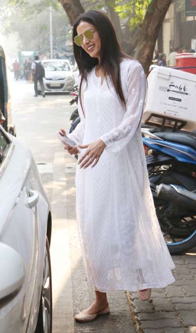 Indian fashion model and actress, Sonal Chauhan is pro at pulling off any outfit. This time, Sonal looks undeniably gorgeous in her white Palazzo-Kurta set.