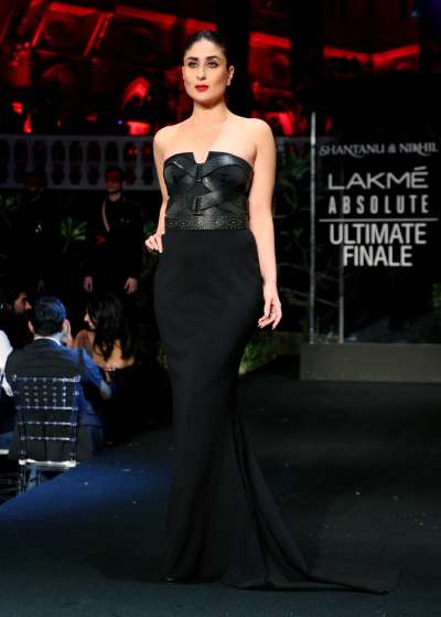 Showstopper Kareena Kapoor Khan walked the&amp;nbsp;Lakme Fashion Week for Nikhil and Shantanu in an all-black ensemble.