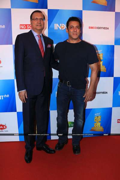 After the mega conclave TV Ka Dum, India TV hosted an after-party for prominent celebrities. Bollywood superstar Salman Khan arrived at the after-party in his usual dashing yet casual style.