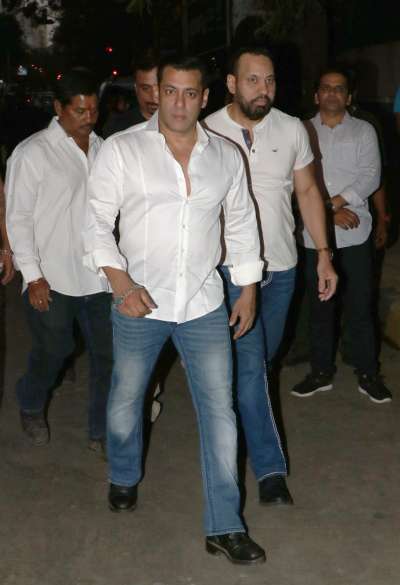 Salman Khan&amp;rsquo;s family&amp;rsquo;s financial advisor Bibhas Honey Chhaya passed away. the actor attended his prayer meet along with his family