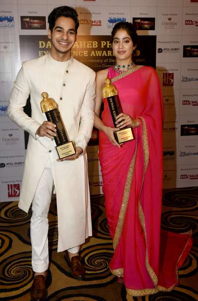 Janhvi Kapoor and Ishaan Khatter look ravishing as they got awarded with Dadasaheb Phalke Award for their performances.