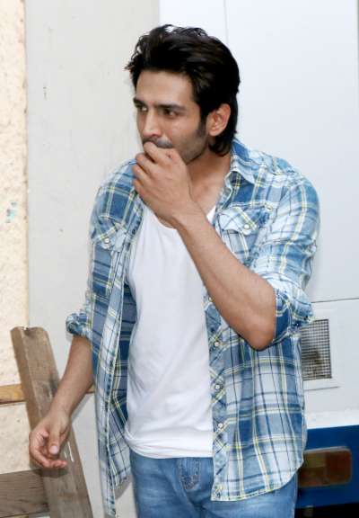 Kartik Aaryan got clicked in the city hiding his face from the media as the actor has got a new look