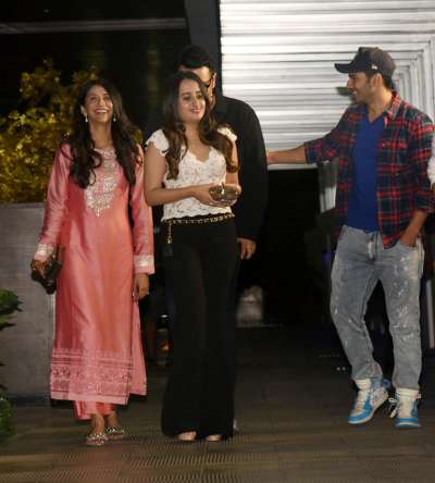 Lovebirds Varun Dhawan and Natasha Dalal got clicked on a dinner date with friends Dinesh Vijan and his wife and actor Varun Sharma