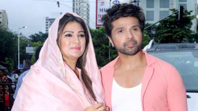 Himesh Reshammiya on birthday seeks blessings with wife Sonia Kapoor at Siddhivinayak temple