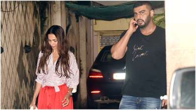 After attending&amp;nbsp;Karan Johar's house party with Deepika Padukone, Ranbir Kapoor, Varun Dhawan, lovebirds Arjun Kapoor and Malaika Arora were clicked outside Maliaka's home in Mumbai. The adorable couple enjoyed dinner with Maliaka Arora's parents on Saturday.