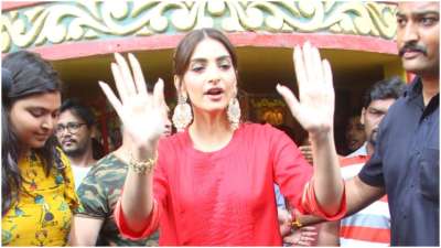 Bollywood actress Sonam Kapoor is currently busy in promoting her upcoming film, The Zoya Factor , and she is leaving no stone unturned to do it right.&amp;nbsp;