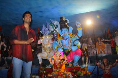 Bollywood actor Vicky Kaushal visited Lord Ganesha at T-series office and offered his prayers