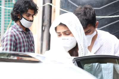Sushant Singh Rajput's close friend and Jalebi actress Rhea Chakraborty was seen at Mumbai's Cooper Hospital on Monday.