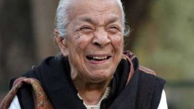 Bollywood's favorite dadi Zohra Sehgal started her career as a member of a contemporary dance troupe and transitioned into acting later. The gorgeous actress filled the scene with elegance as she appeared on the screen each time.