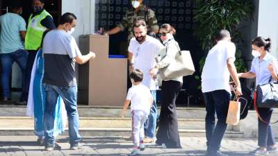 On Saturday, Kareena Kapoor Khan and Saif Ali Khan were clicked at the airport, heading to an exotic location to celebrate Saif's 51st birthday. The actor will be turning 51 on 16 August.